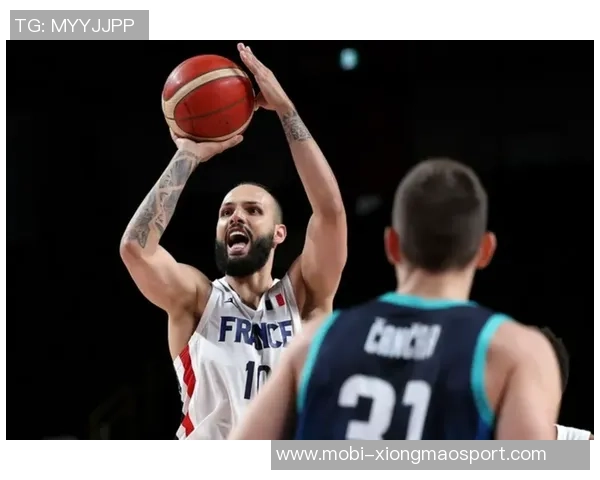 外线火力全开8号秀杰明半场三分命中率高达67贡献12分正负值9